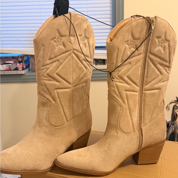 Tan Suede Western Boots - Picture 3 of 5